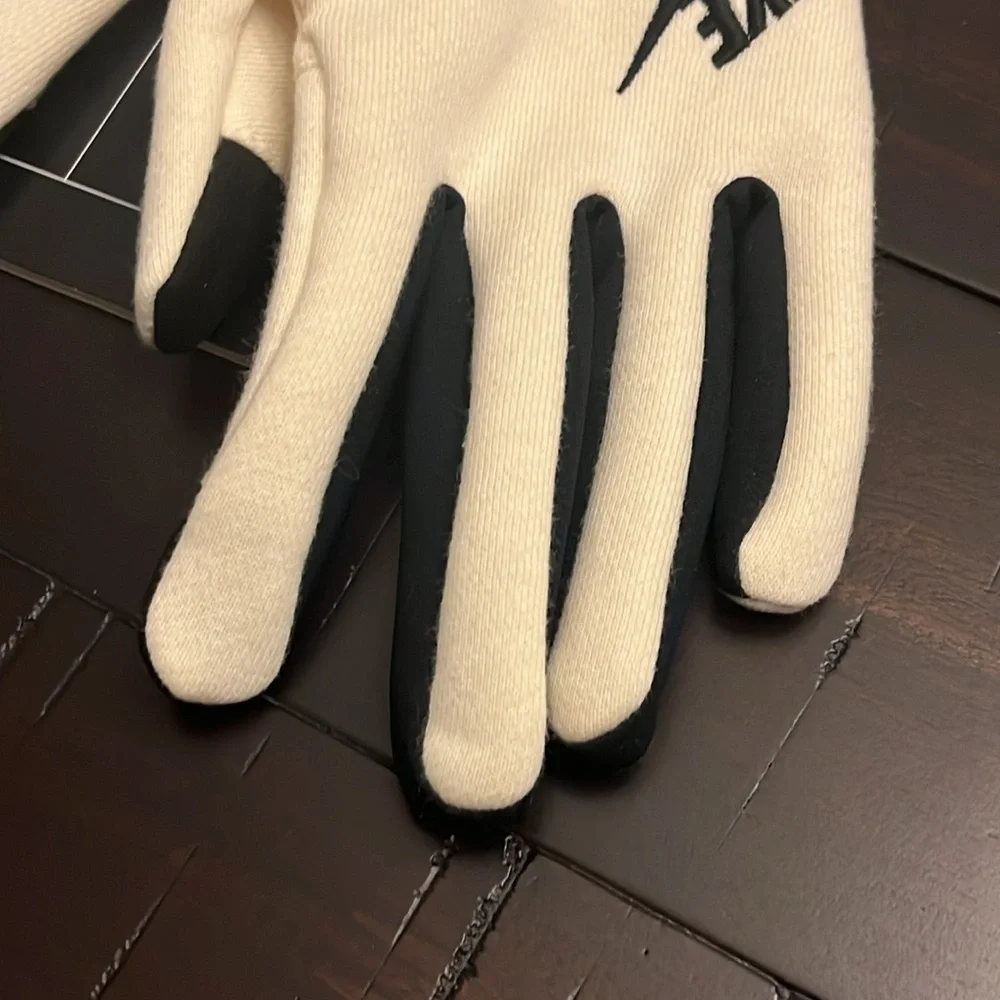 Nike Club Fleece Gloves new cream black Touchscreen Women’s Size Medium - Picture 3 of 11